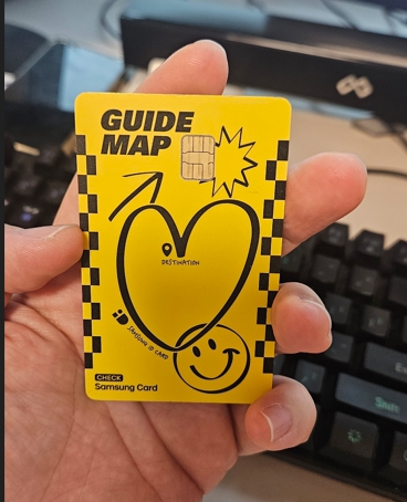 삼성카드 모두의 카드를 손에 들고 있는 사진