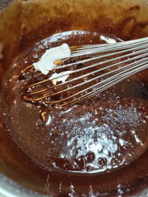 초코 컵케익 만들기 6단계: 사워크림이랑 바닐라 액기스 섞어주기