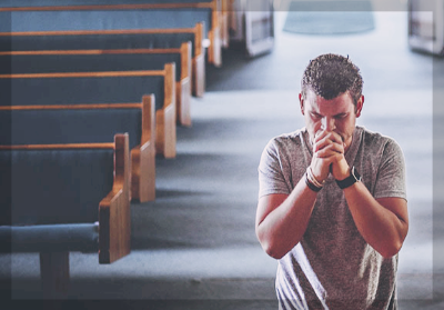 교회에서 기도하는 남성