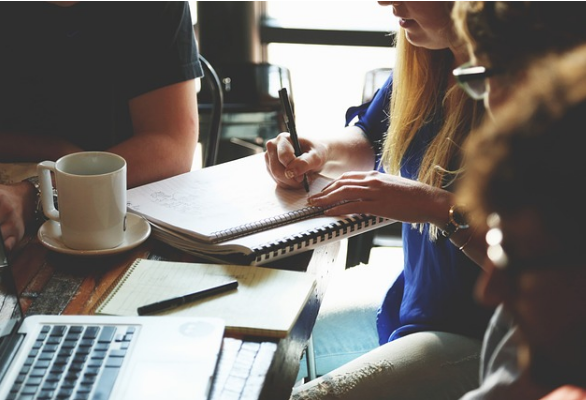 회의하는 모습.