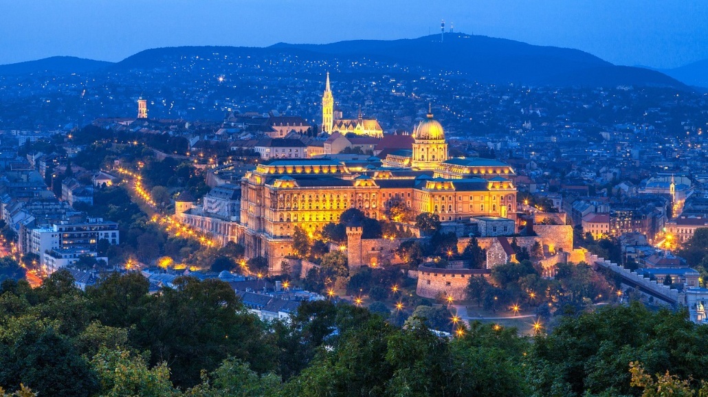 헝가리 부다페스트 겔레르트 언덕에서 바라본 부다 왕궁의 화려한 야경과 다뉴브강 주변의 도시 전경