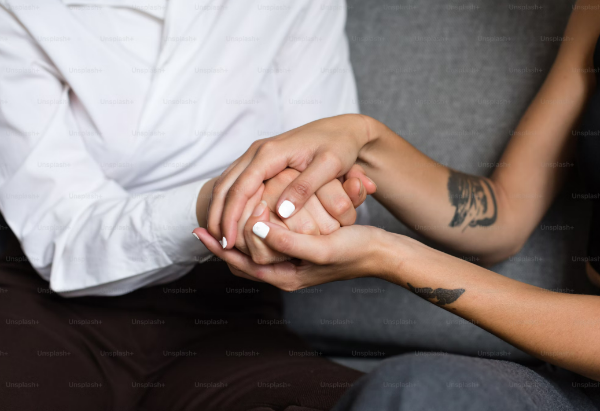 서로 맞잡은 위로의 손 이미지