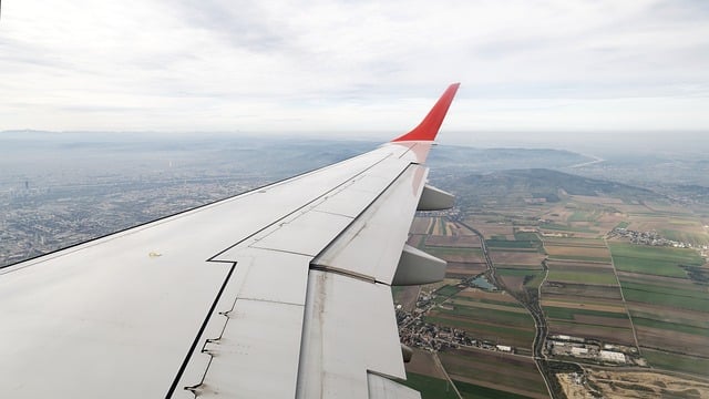 이륙을 하고 있는 비행기의 날개 모습