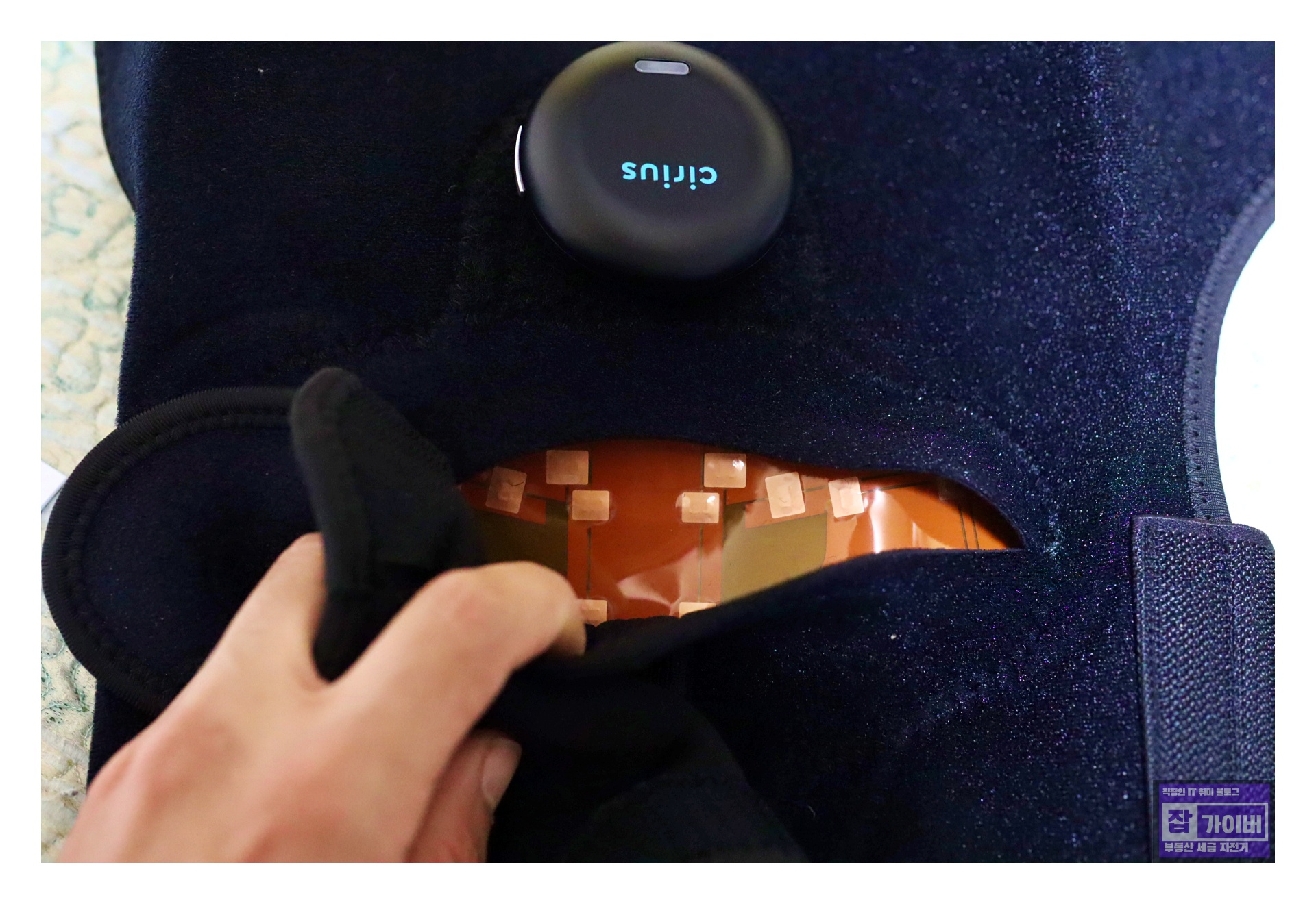 어깨에 밀착된 시리어스 근적외선 LED 어깨 마사지기