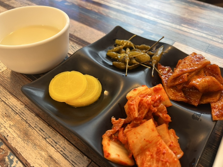 참맛나김밥 셀프바 밑반찬 단무지 김치 어묵볶음