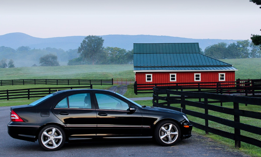 자동차와 집이 있는 풍경