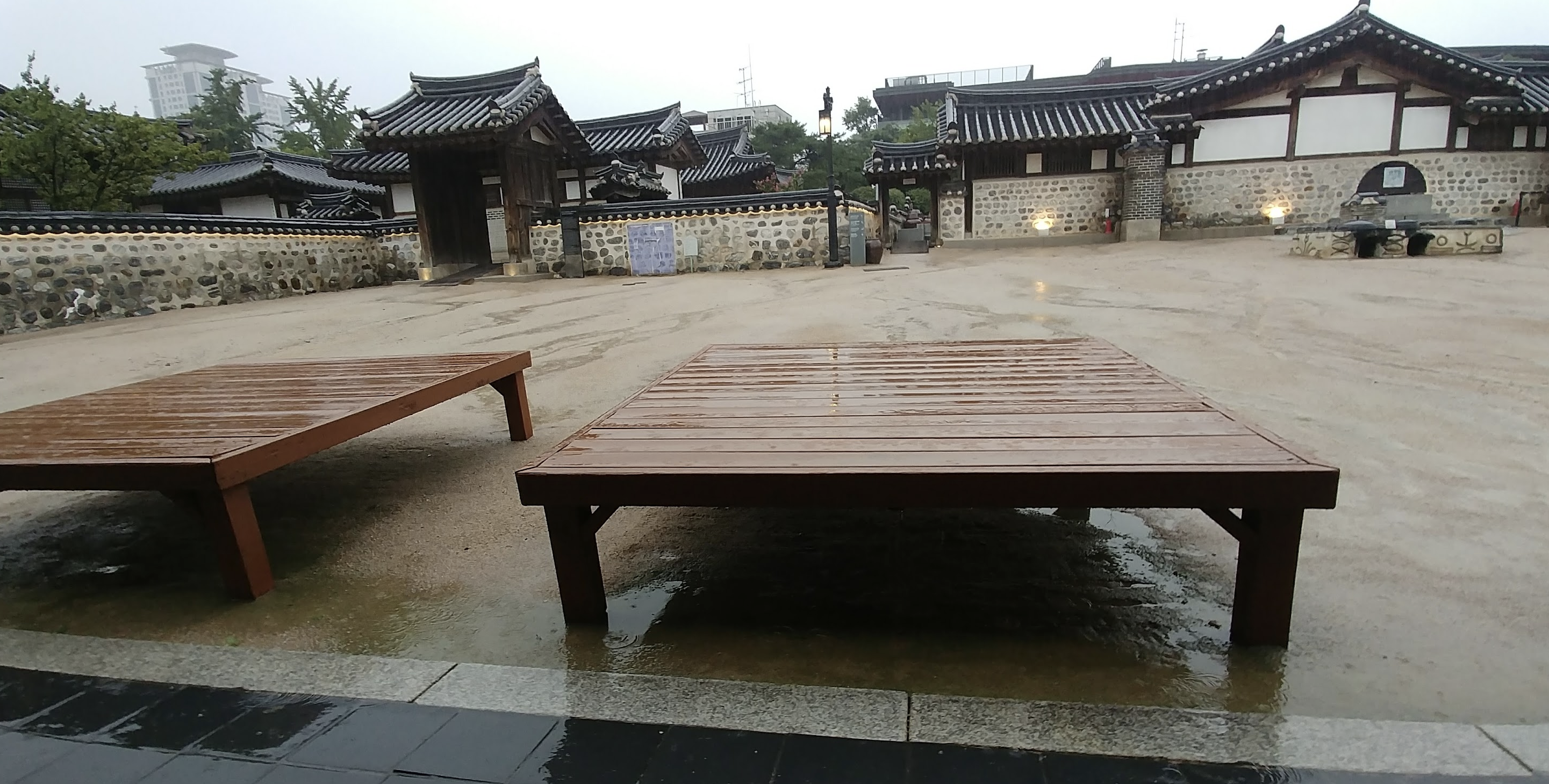 비가 내리는 날 한옥 마당 모습