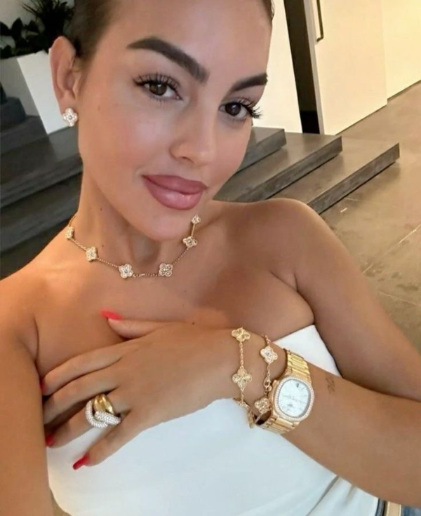 성공한 여성의 리추얼 반클리프 아펠 알함브라 컬렉션 레이어링 스타일