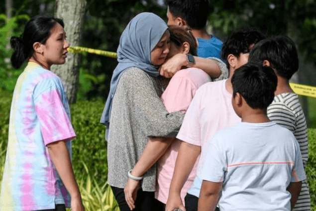 말레이시아 여객기 추락 사고 유가족이 슬퍼하는 장면