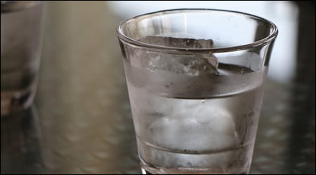 얼음물이 담긴 유리컵