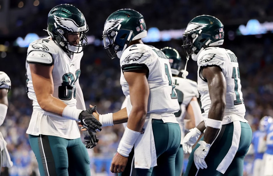 승리를 자축하는 이글스 선수들