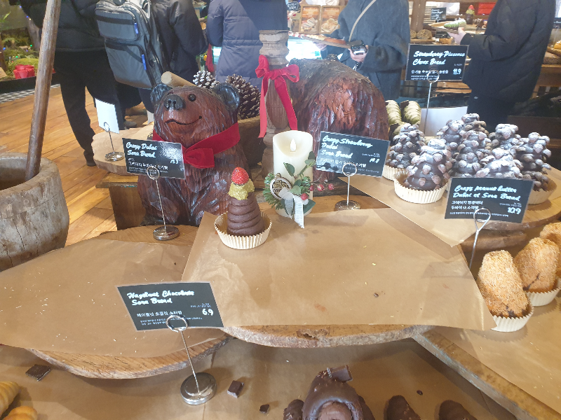 두바이 소라빵은 품절이고 딸기 두바이 소라빵은 하나가 있다.