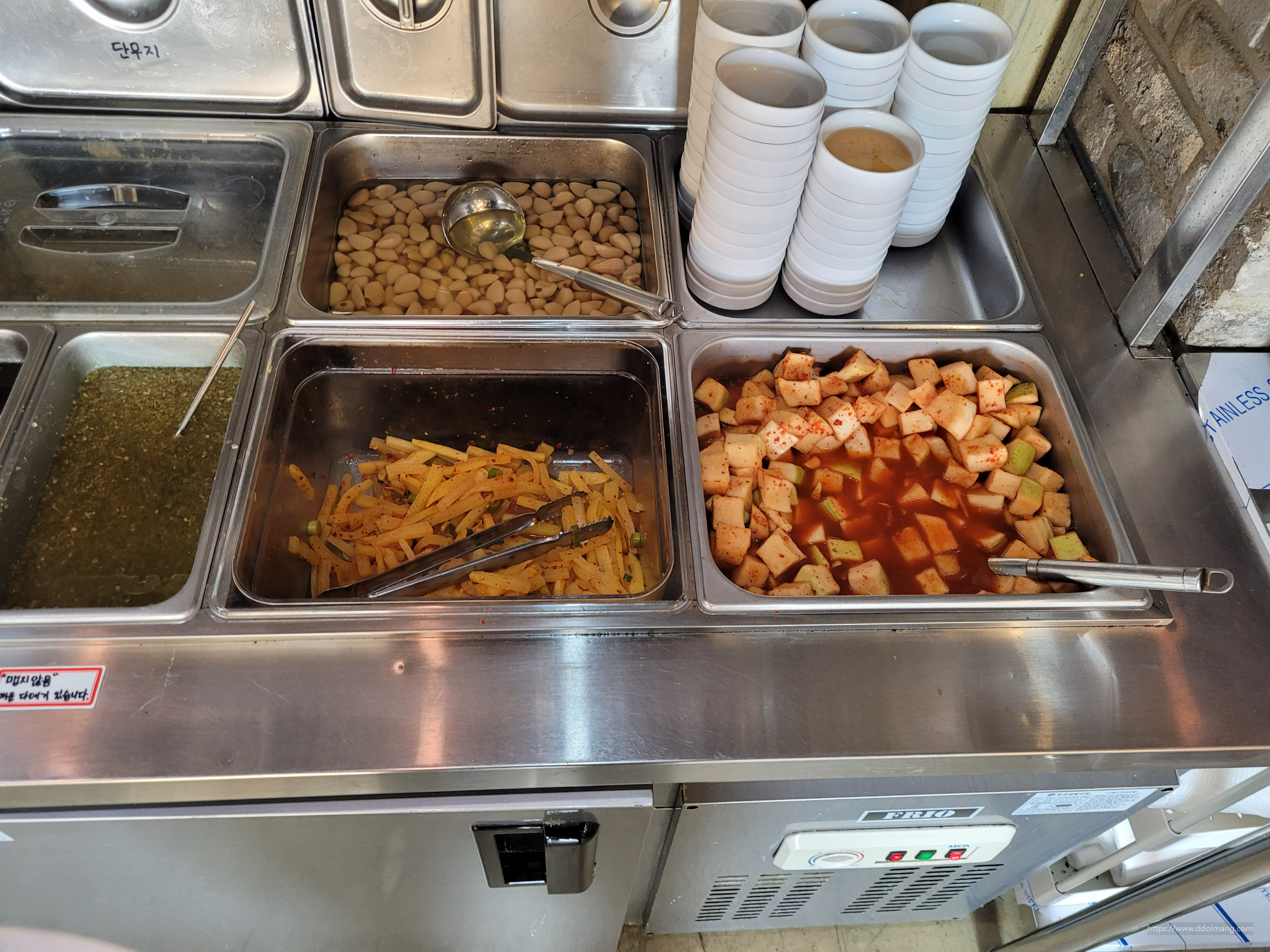 모자른 반찬을 리필할 수 있는 셀프바