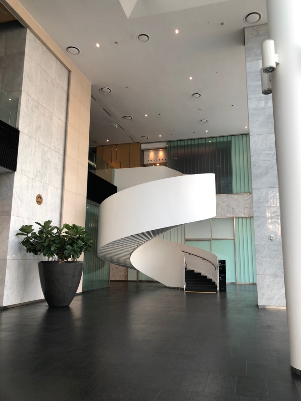 미래-에셋-건물-로비