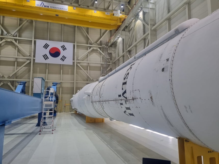 연소시험을 위해 누리호와 똑같이 제작된 시험용 기체.