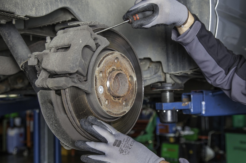 자동차 브레이크 점검하는 사진