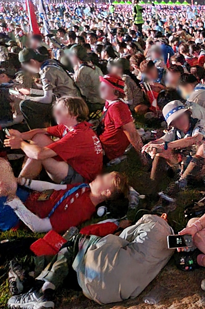 개영식(개막식)에 참석한 학생들