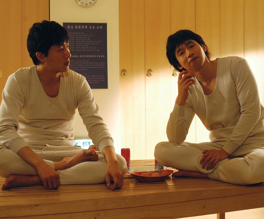 내복만 입은 채 찜질방에 앉아있는 광식과 광태