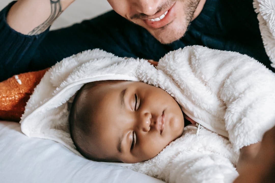 따뜻한 담요 속 잠든 아기, 부모급여 지급으로 안정된 돌봄 환경