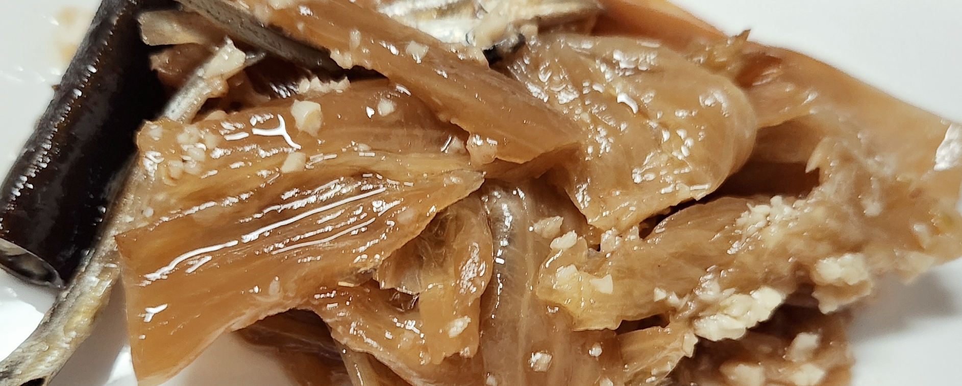 김치를 씻어서 기름에 볶은 모습입니다.