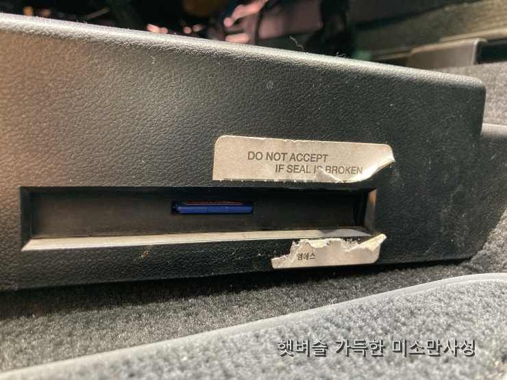 폭스바겐 조수석 하단 EX-BOX SD카드 위치