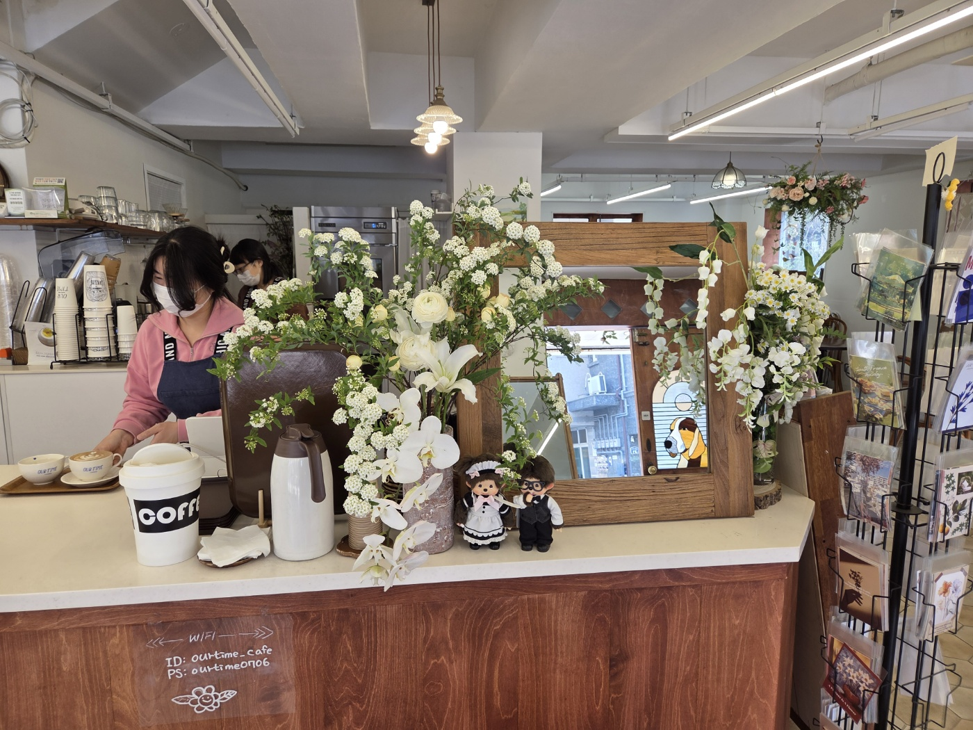 꽃으로 장식한 아우어타임 카페