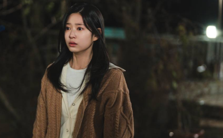 샤이닝 8회 이별 장면 심층 분석, 차갑게 돌아서는 연태서(박진영)의 옷자락을 조심스럽게 붙잡는 모은아의 불안한 애착과 안타까운 소통 단절