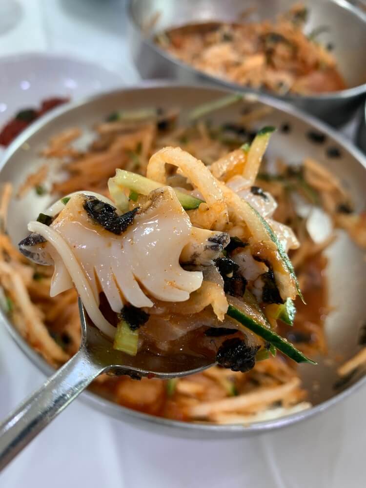 소라가 올라가있는 물회