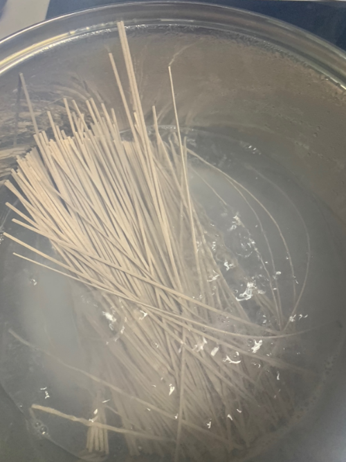 메밀국수 삶는 사진