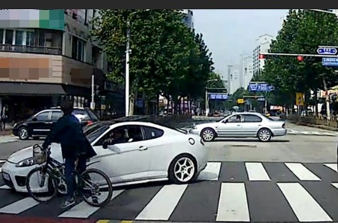 도로위_충돌_사진_2