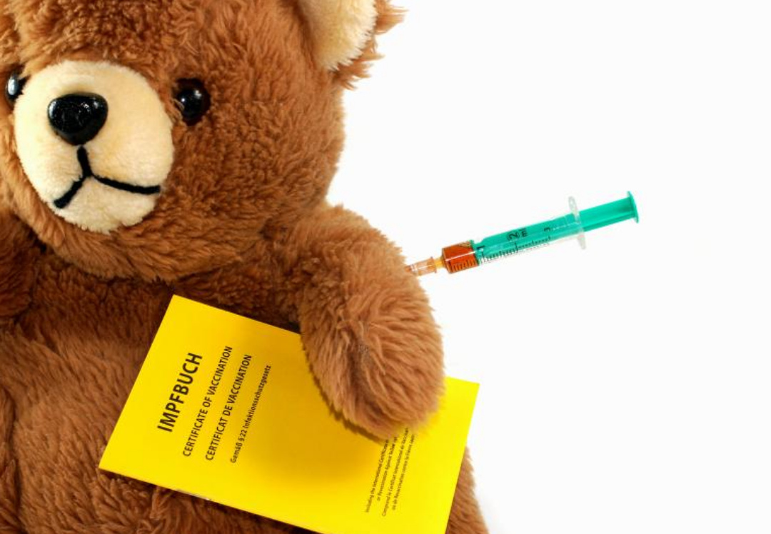 곰돌이가 주사를 맞고 있다.