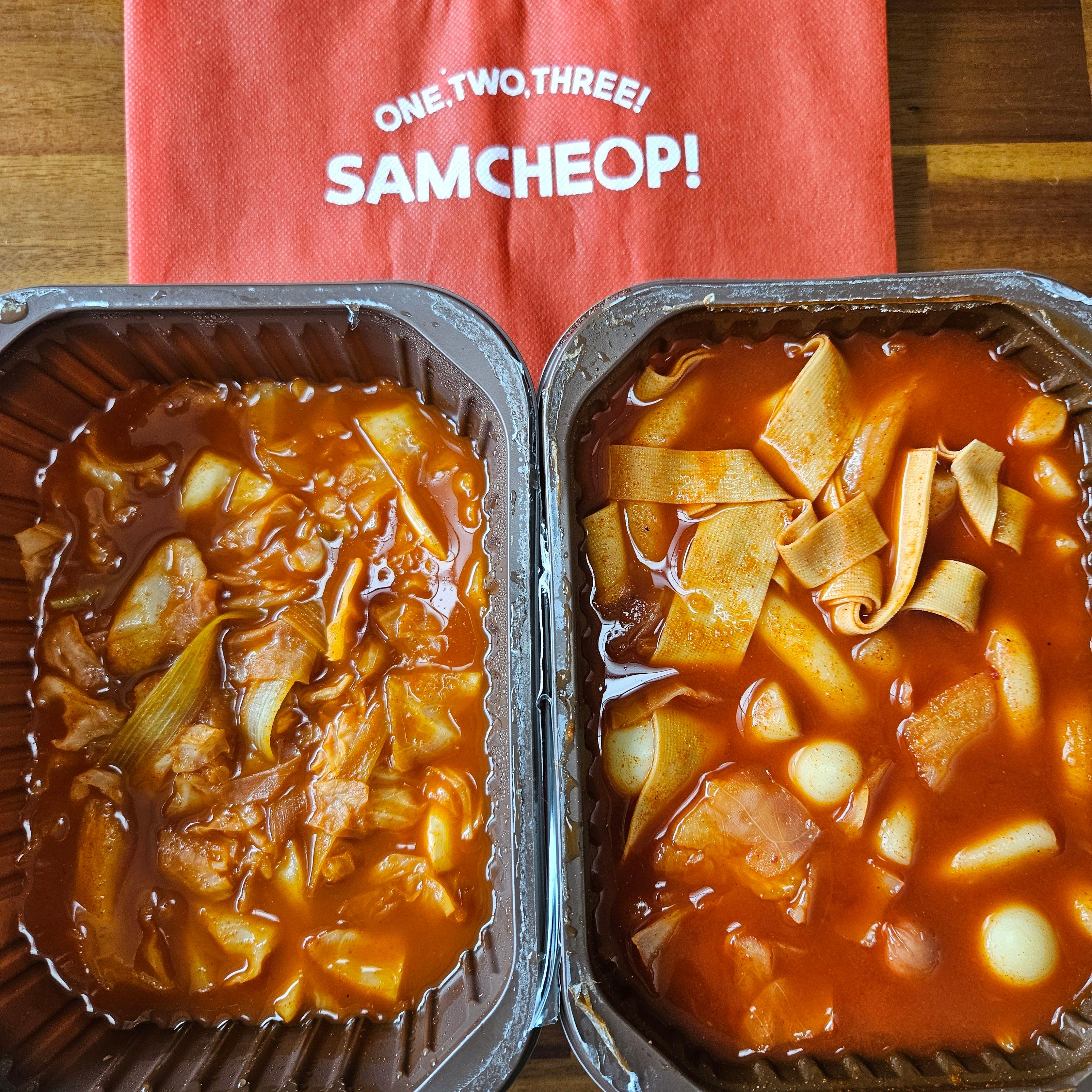 왼쪽) 양배추만 들은 떡볶이
오른쪽) [삼첩] 양배추 떡볶이