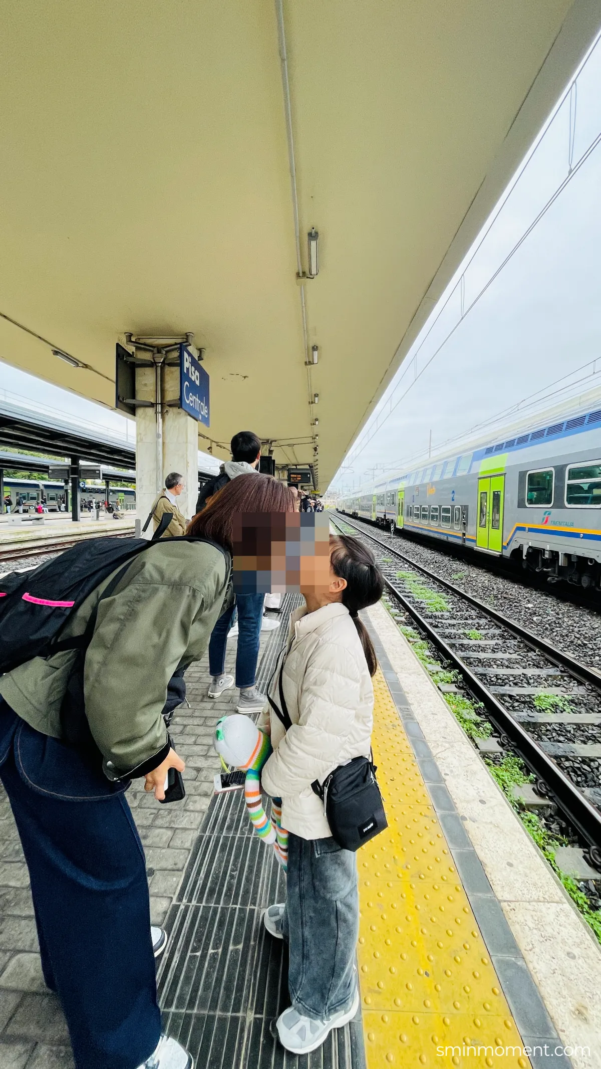 피사센트럴역-플랫폼-기차기다리는중-2층기차