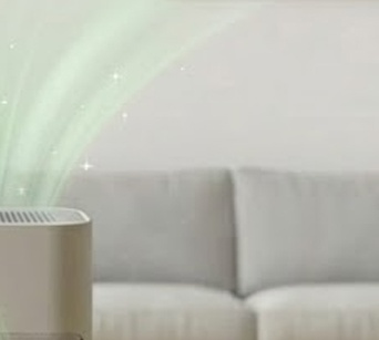 거실 인테리어와 조화를 이루는 공기청정기에서 깨끗한 공기가 나오는 모습의 이미지