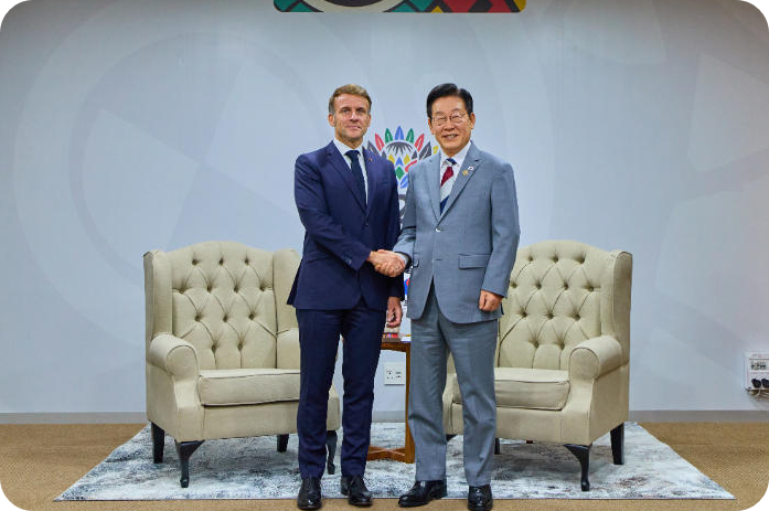 President Lee Jae-myung and French President Emmanuel Macron shake hands ahead of their bilateral summit at the Nasrec Expo Centre in Johannesburg, South Africa, on the 22nd (local time). [Photo = Yonhap News]