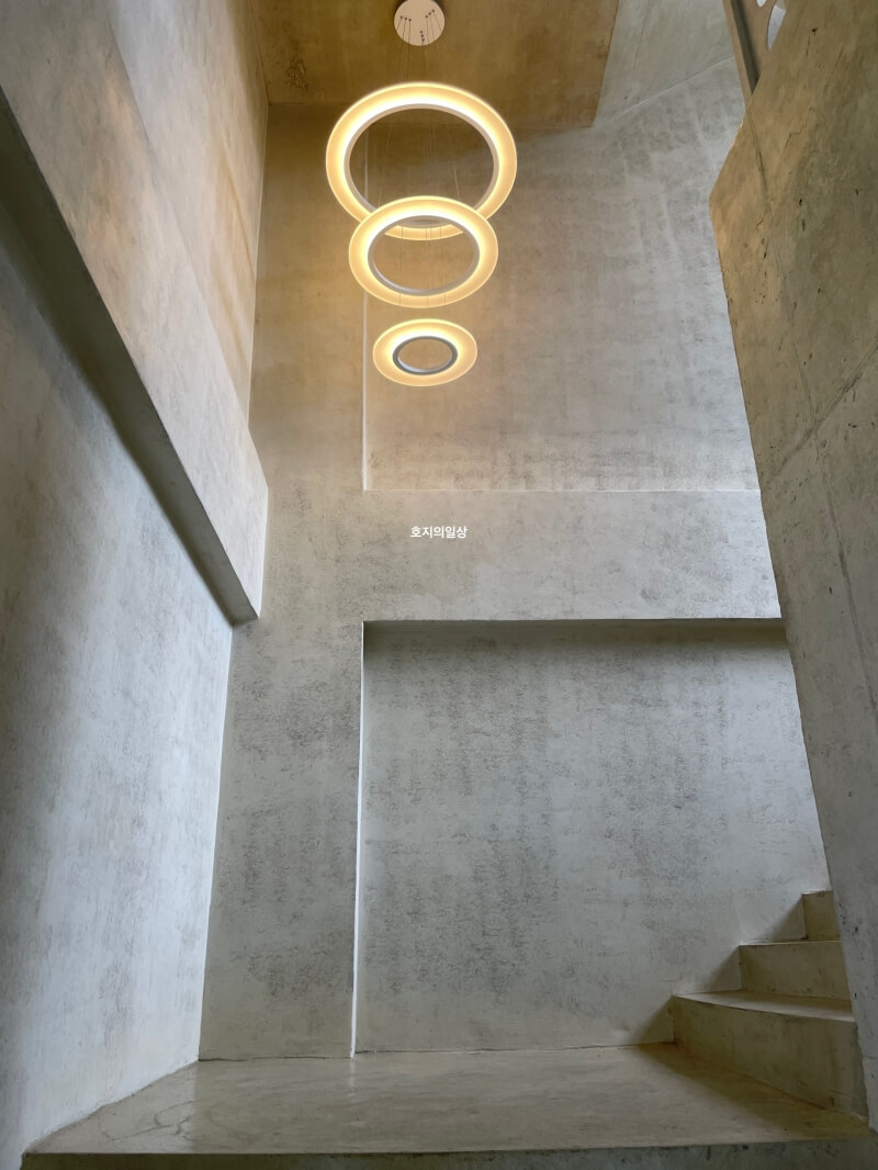 대부도 카페 뮤시엄 뷰맛집 신상 카페 - 2층 계단