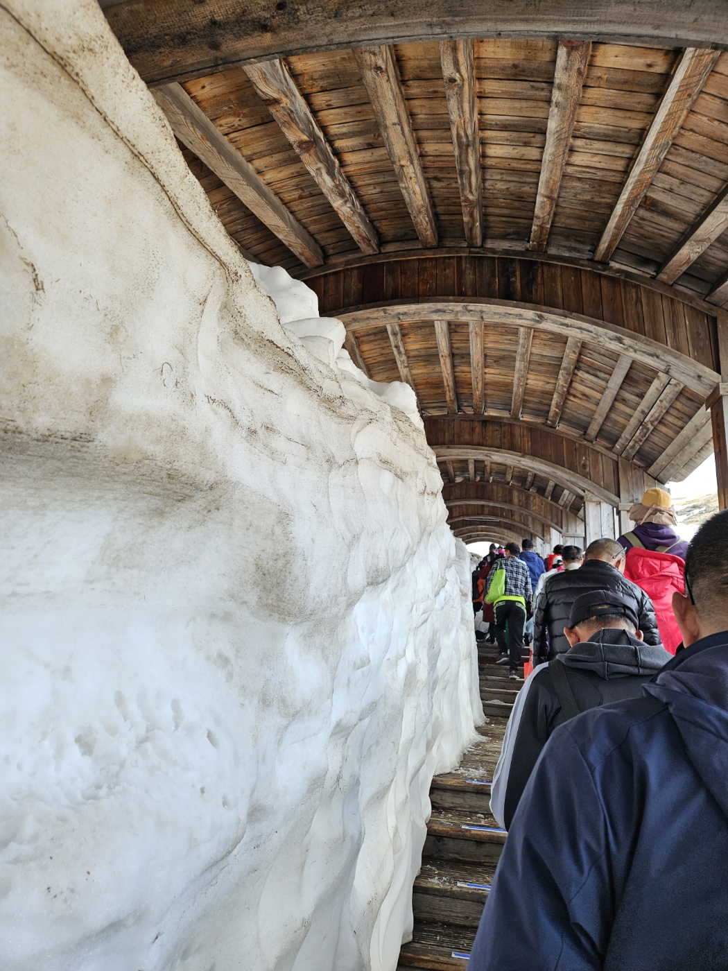 천지를 향해 가는 계단 옆에 눈이 쌓여 있습니다. 