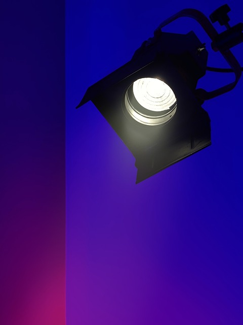 텅스텐 조명과 HMI 조명의 차이 비교