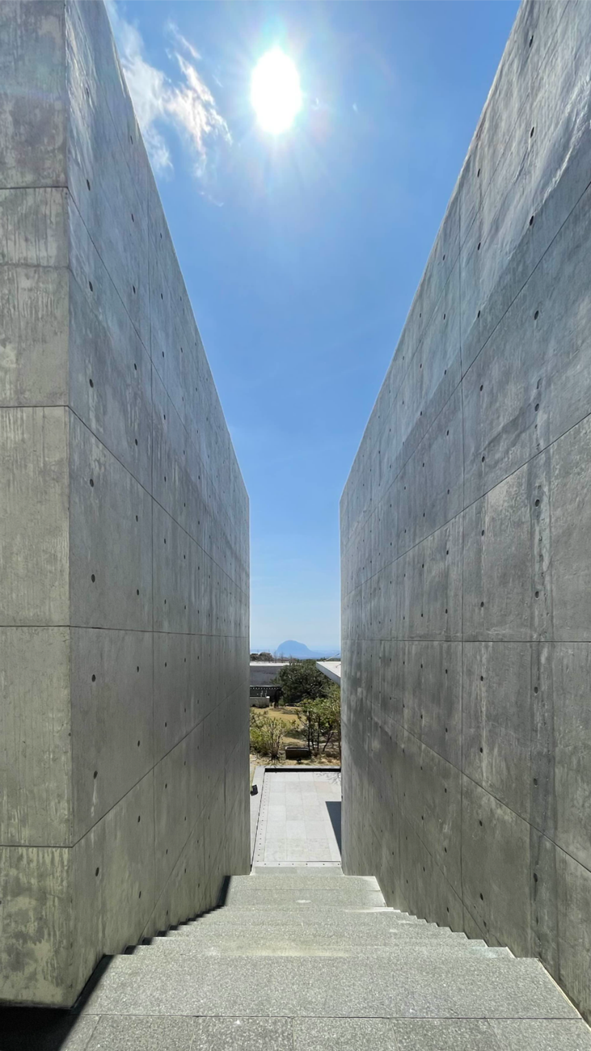 본태미술관 제4관 건물 옥상에서 내려가는 길