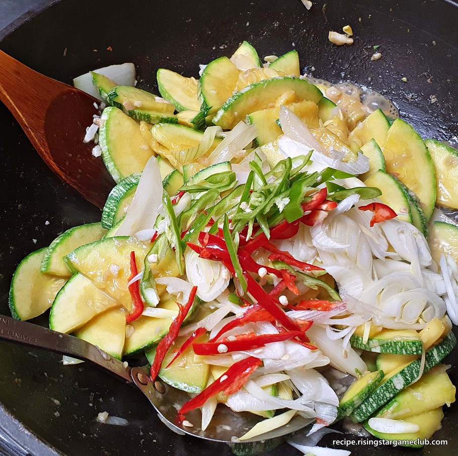 호박 볶음에 준비된 파와 청양고추, 홍고추를 넣는 사진