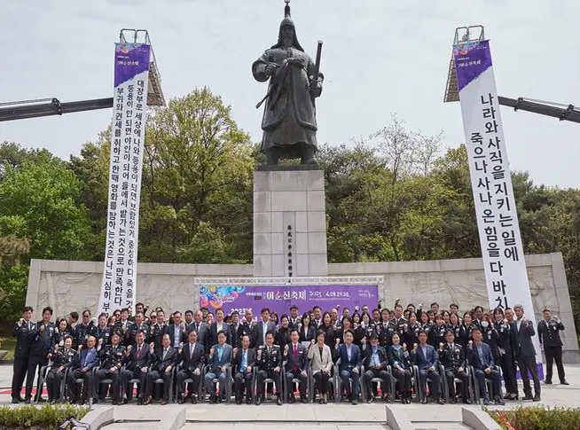 이순신장군 동상 친수식
