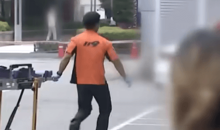 신림역 칼부림 사건으로 피해자가 병원에 이송되고 있는 장면