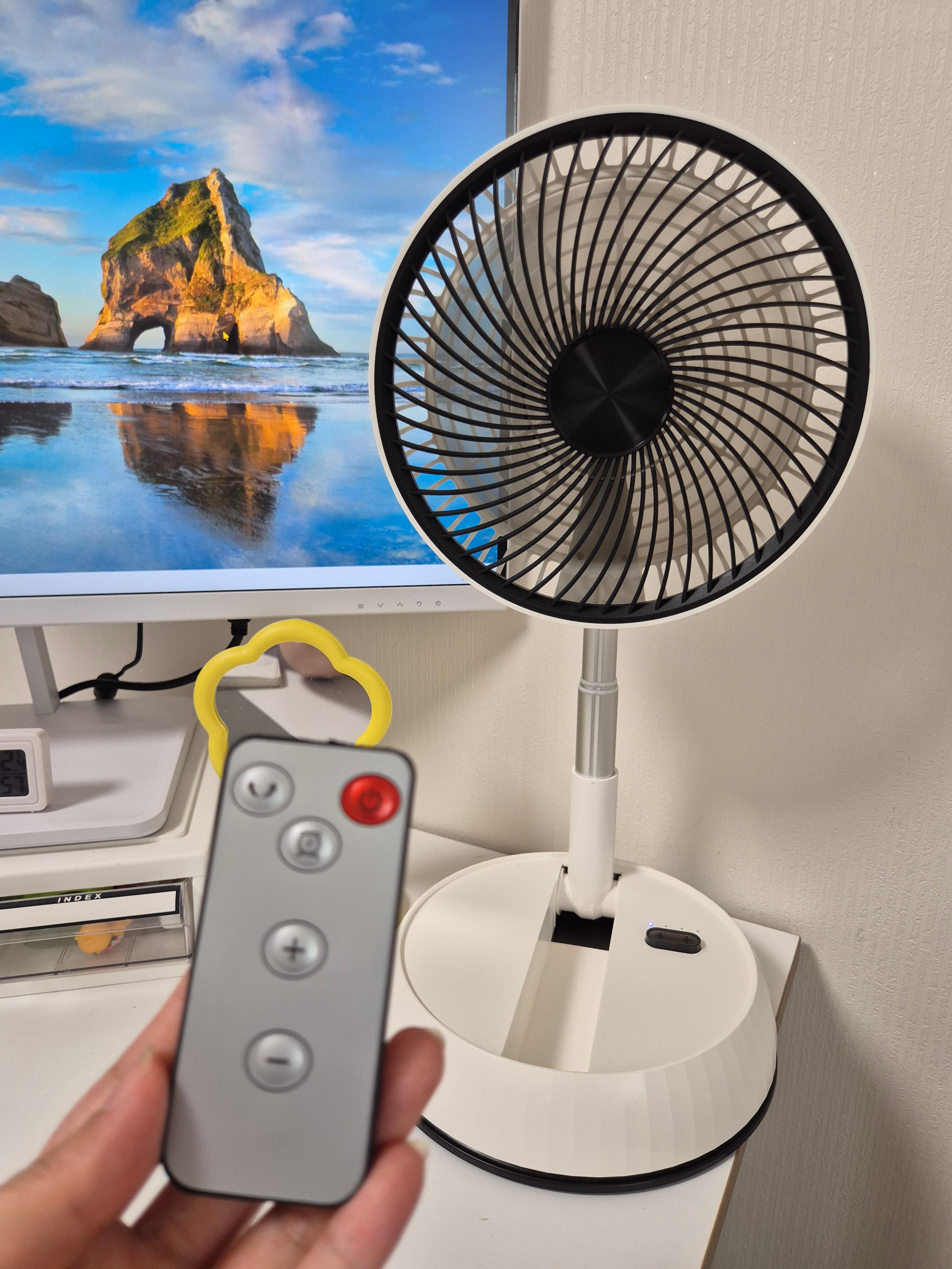 책상-위에-선풍기와-리모컨