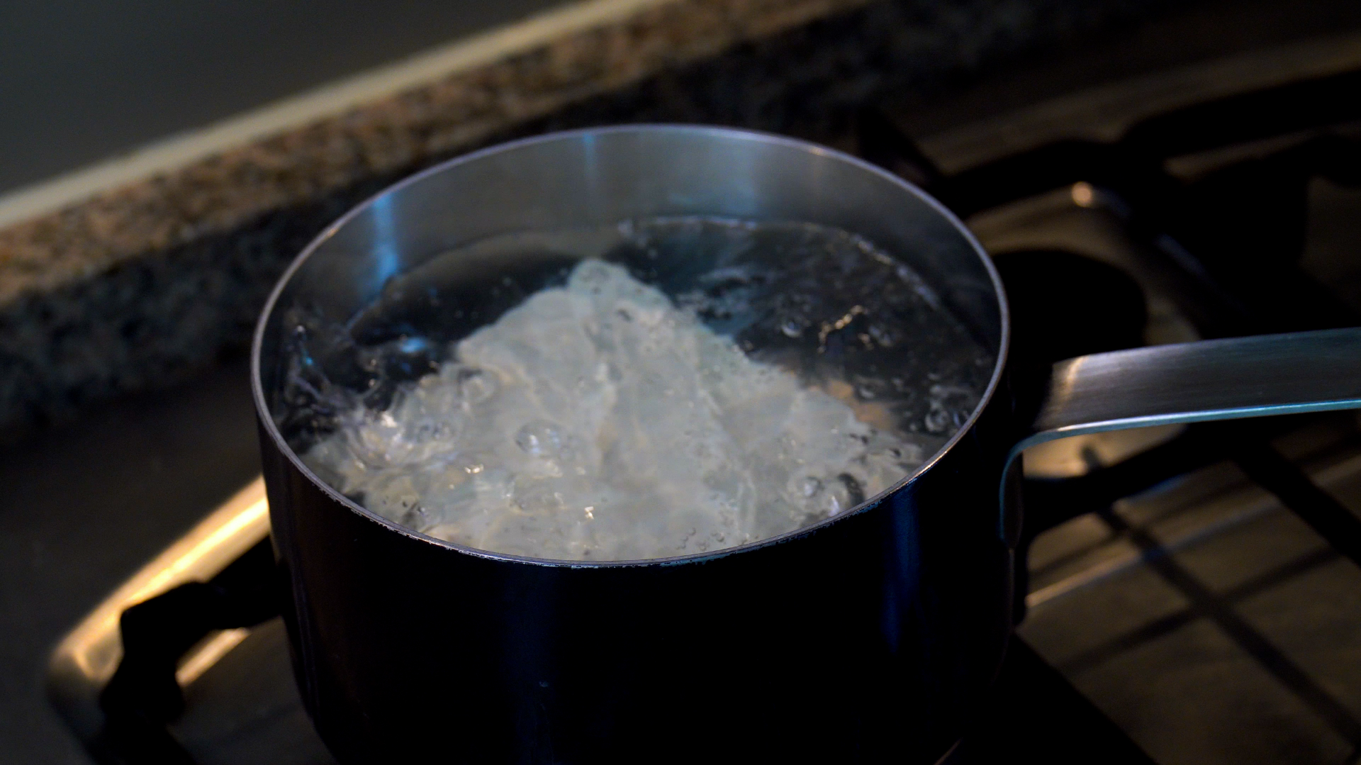 불 줄여 두부 마저 데치기