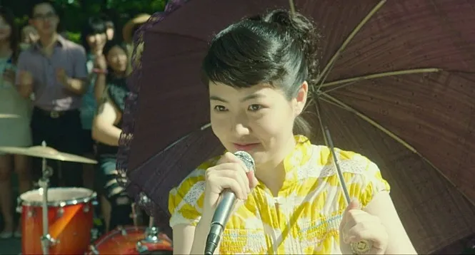 수상한 그녀 영화 속 심은경이 마이크 잡고 노래 부르는 장면