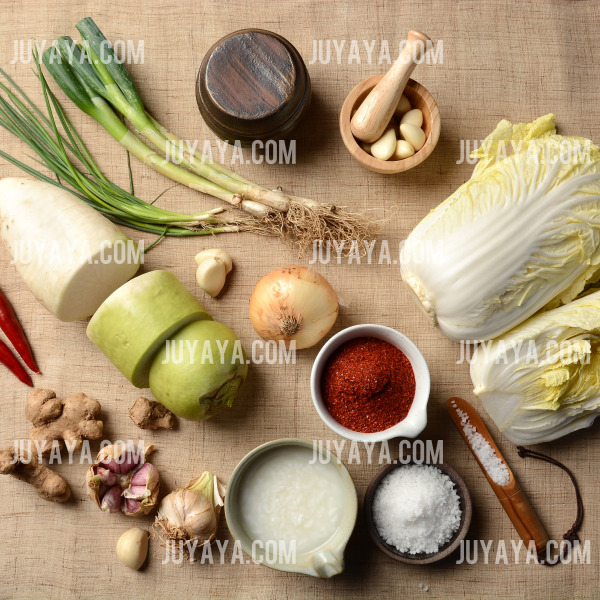 김장에 필요한 주요 재료들 - 배추&amp;#44; 무&amp;#44; 고춧가루&amp;#44; 마늘&amp;#44; 생강&amp;#44; 새우젓 등 김장에 사용되는 재료들이 가지런히 놓여 있는 사진.