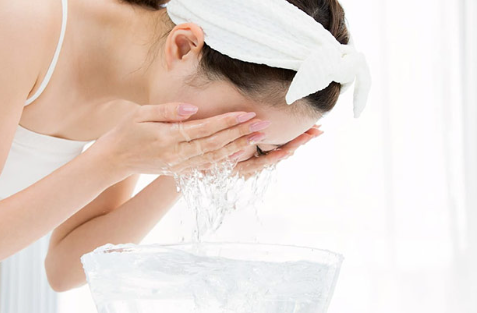 세수를 하는 여자.