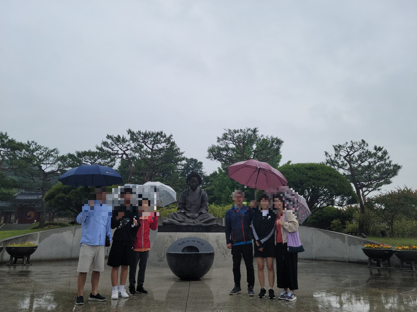 신사임당 동상앞에서 기념사진을 찍는 모습