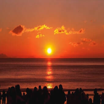 바닷가 위의 해돋이 모습