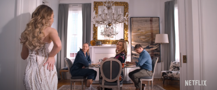 언니의드레스에관해이야기를나누고있는가족들